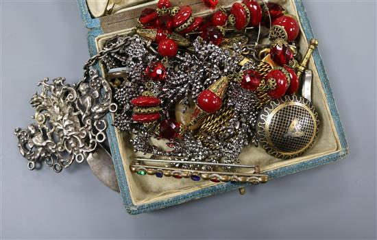 A quantity of costume jewellery, including a pique brooch, a Berlin cut stud necklace etc.